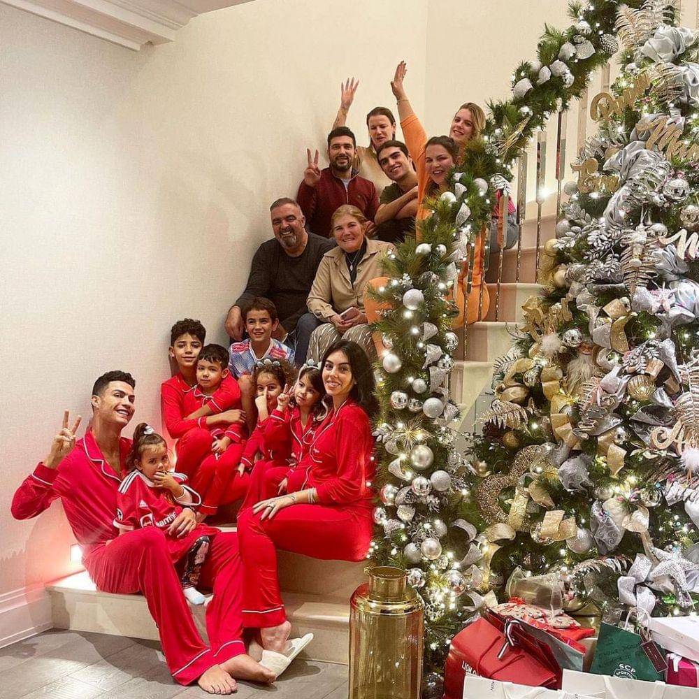 potret Cristiano Ronaldo bersama keluarga di hari Natal (instagram.com/cristiano)