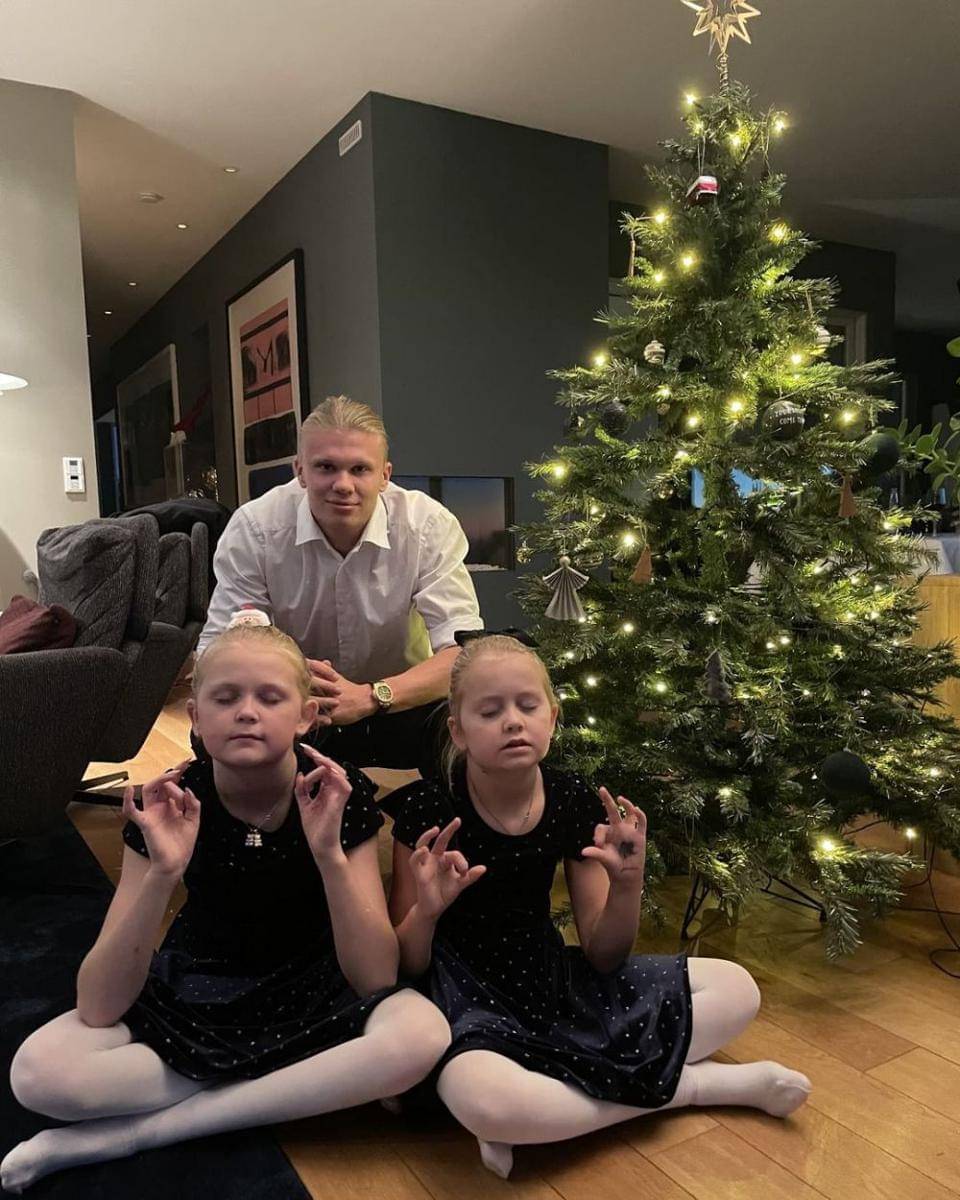 potret Erling Haaland bersama keluarganya di hari Natal (instagram.com/erling.haaland/)