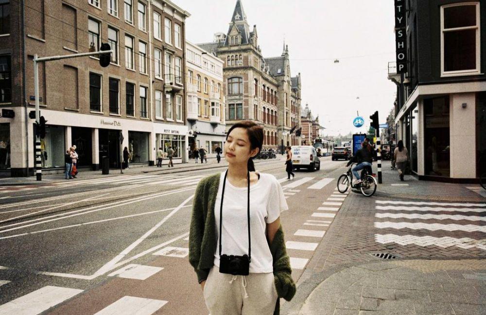 9 Potret Hitam Putih Hasil Jepretan Jennie BLACKPINK, Fotogenik!