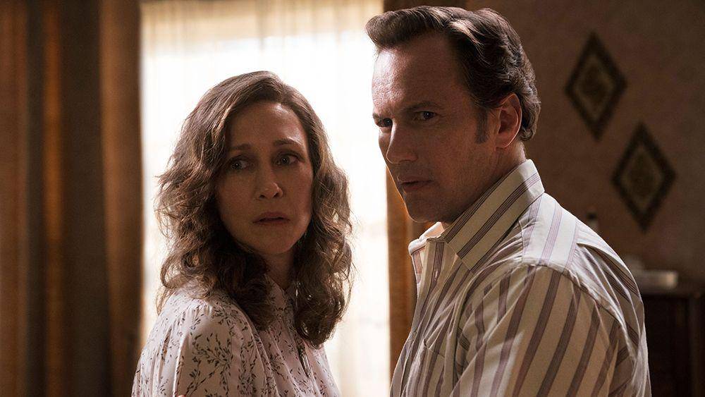 Ed dan Lorraine Warren yang tampak bingung dan was was (dok. Warner Bros/The Conjuring: The Devil Made Me Do It)