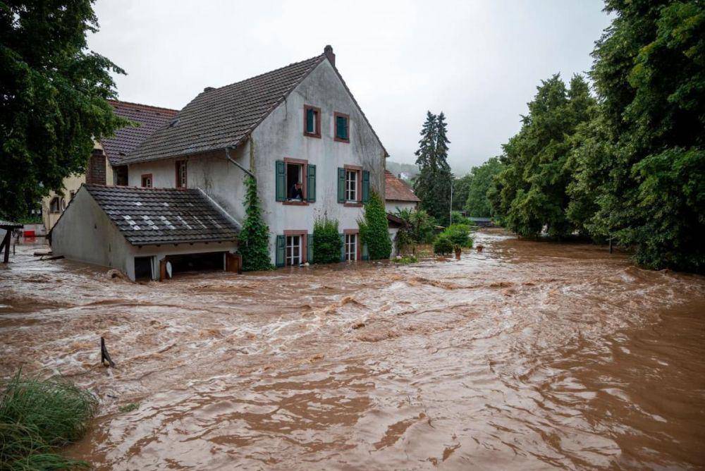 Banjir besar yang menenggelamkan rumah di North Rhine-Westphalia, Jerman. (twitter.com/BiharFraternity)