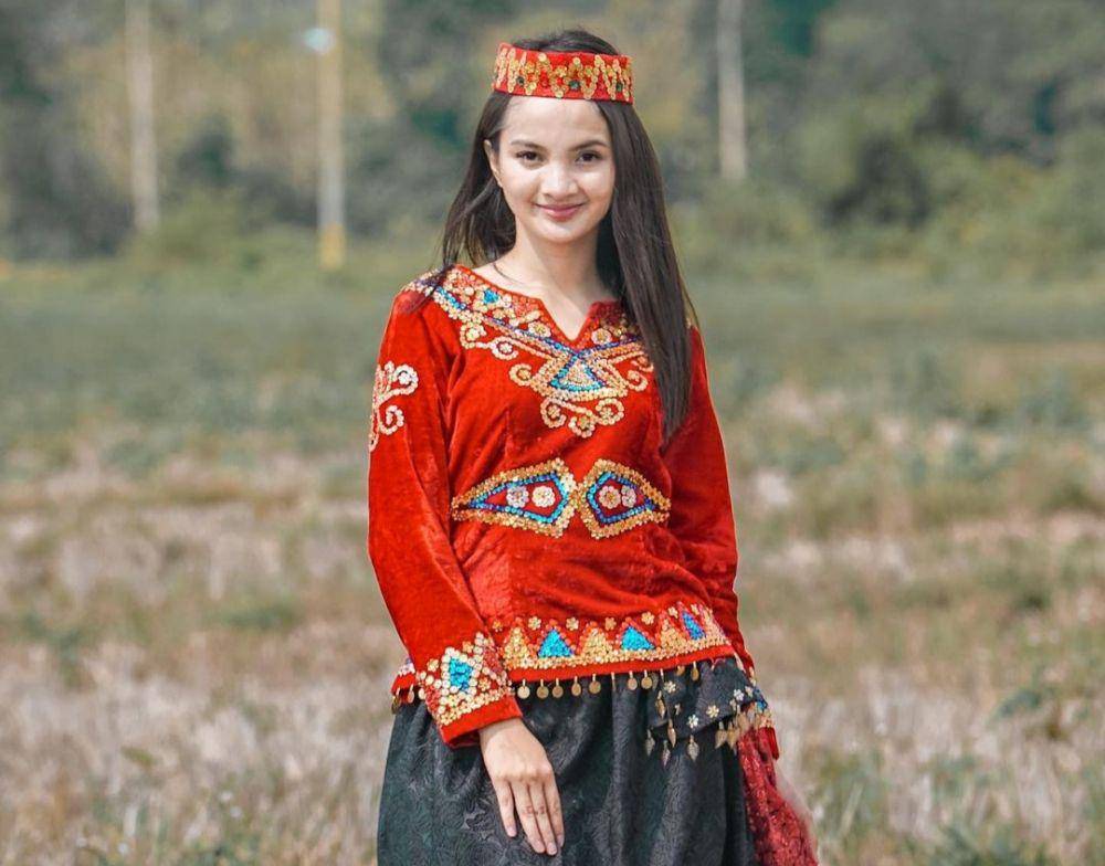 Sabrina Anggraini memakai baju adat suku Pamona Poso (instagram.com/sabrinaanggraini)