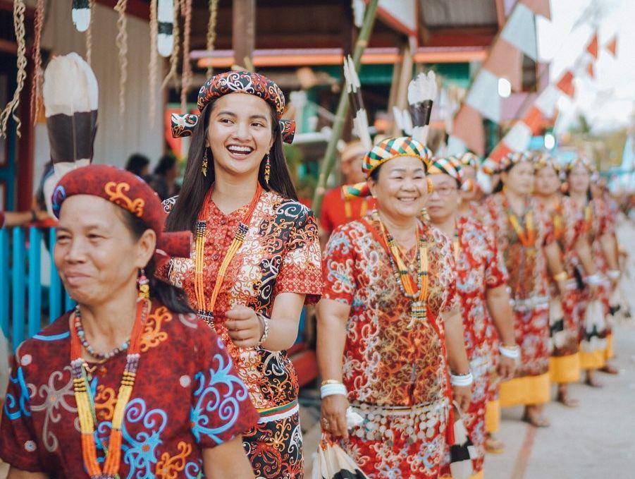 Sabrina Anggraini memakai baju adat suku Dayak (instagram.com/sabrinaanggraini)