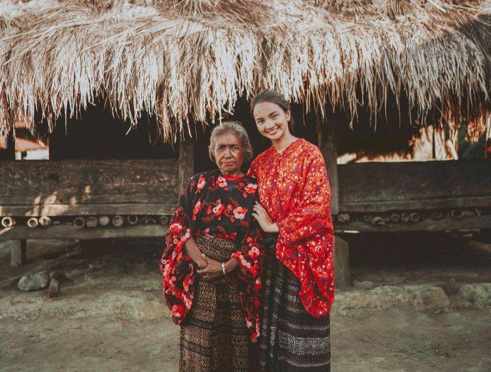 Sabrina Anggraini memakai baju adat suku Ende Lio (instagram.com/sabrinaanggraini)