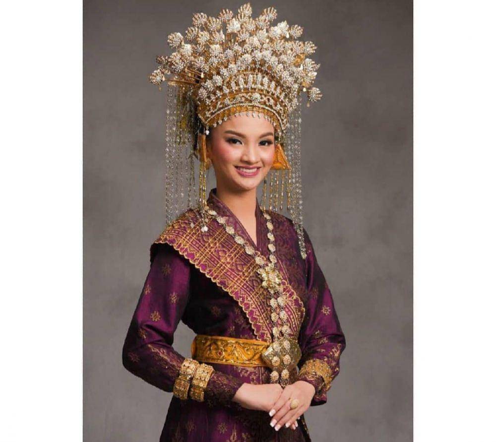 Sabrina Anggraini memakai baju adat Melayu Riau (instagram.com/sabrinaanggraini)
