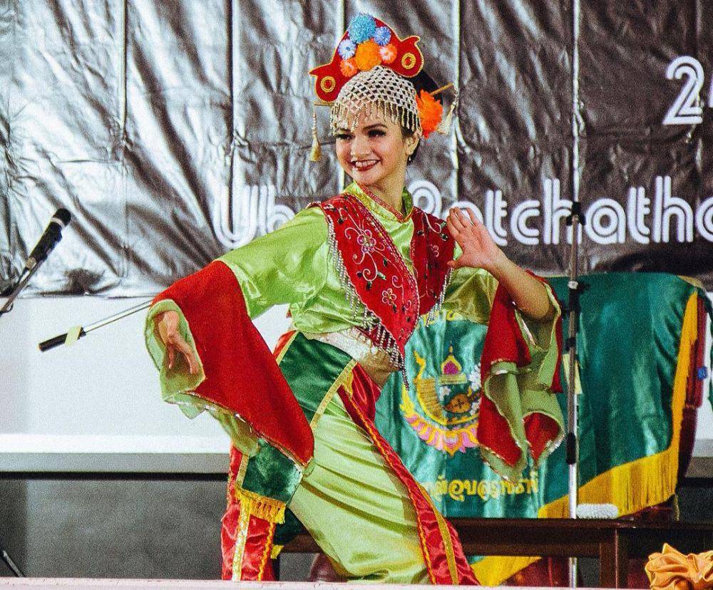 Sabrina Anggraini memakai baju adat suku Betawi (instagram.com/sabrinaanggraini)