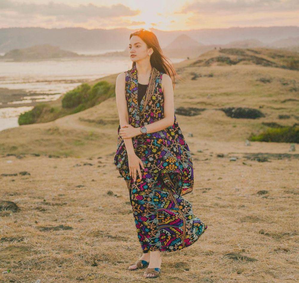 Sabrina Anggraini memakai baju dari kain khas Lombok (instagram.com/sabrinaanggraini)