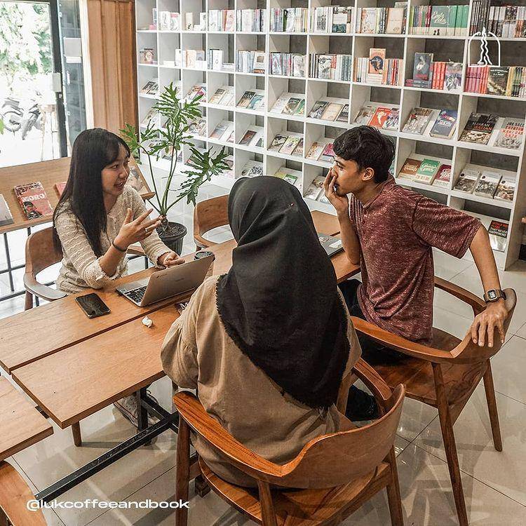 Luk Coffee and Book (instagram.com/lukcoffeeandbook)