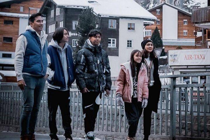 potret keluarga Darius Sinathrya (instagram.com/darius_sinathrya)
