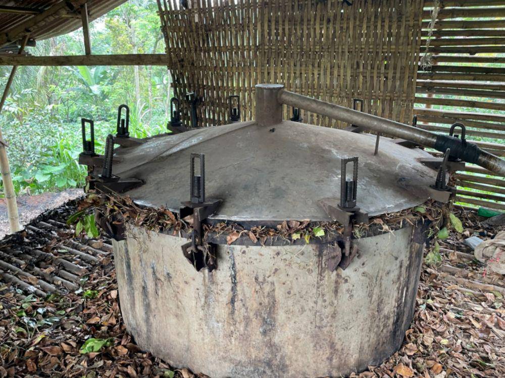 tabung besar berisi daun cengkeh kering di Desa Plososari, Kab. Kendal (dok.pribadi/Siska Arifa)