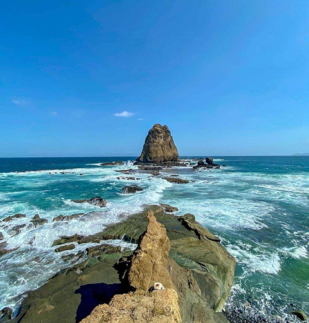 Pantai Watu Ulo (instagram.com/visiteastjava)