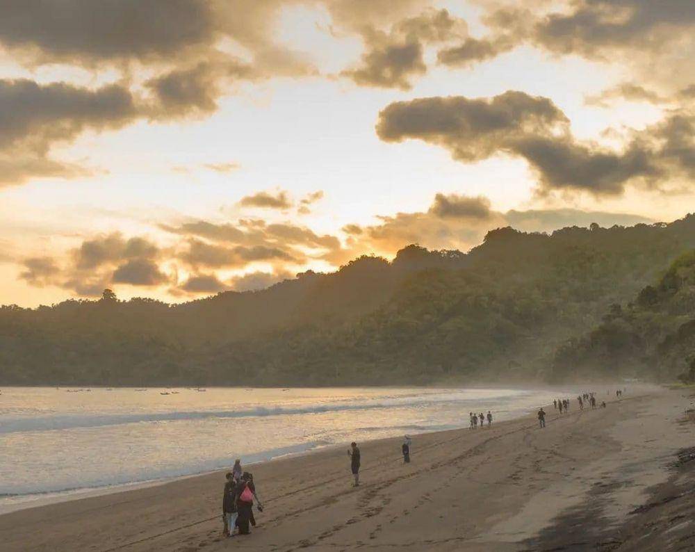 Pantai Bandealit (instagram.com/traveling.jember)