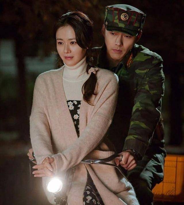 Hyun Bin dan Son Ye Jin di drama Crash Landing on You (instagram.com/pousandonoamor.brasil.official)