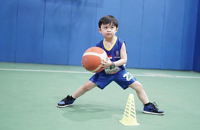 Bak Atlet! Potret Raphael Moeis, Anak Sandra Dewi, Saat Latihan Basket