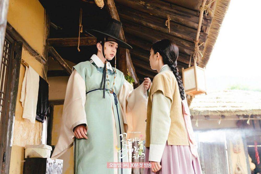 Lee Hyeri dan Yoo Seung Ho di drama Moonshine (dok. KBS2/Moonshine)