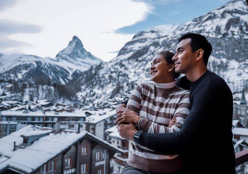 Liburan Darius Sinatrya dan keluarga di Swiss. (instagram.com/darius_sinathrya)