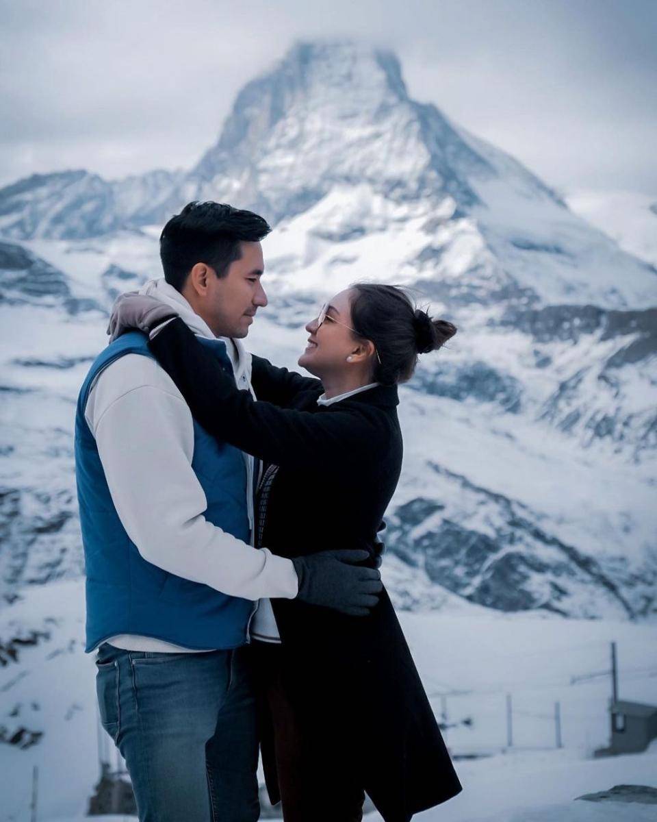 Liburan Darius Sinatrya dan keluarga di Swiss. (instagram.com/darius_sinathrya)