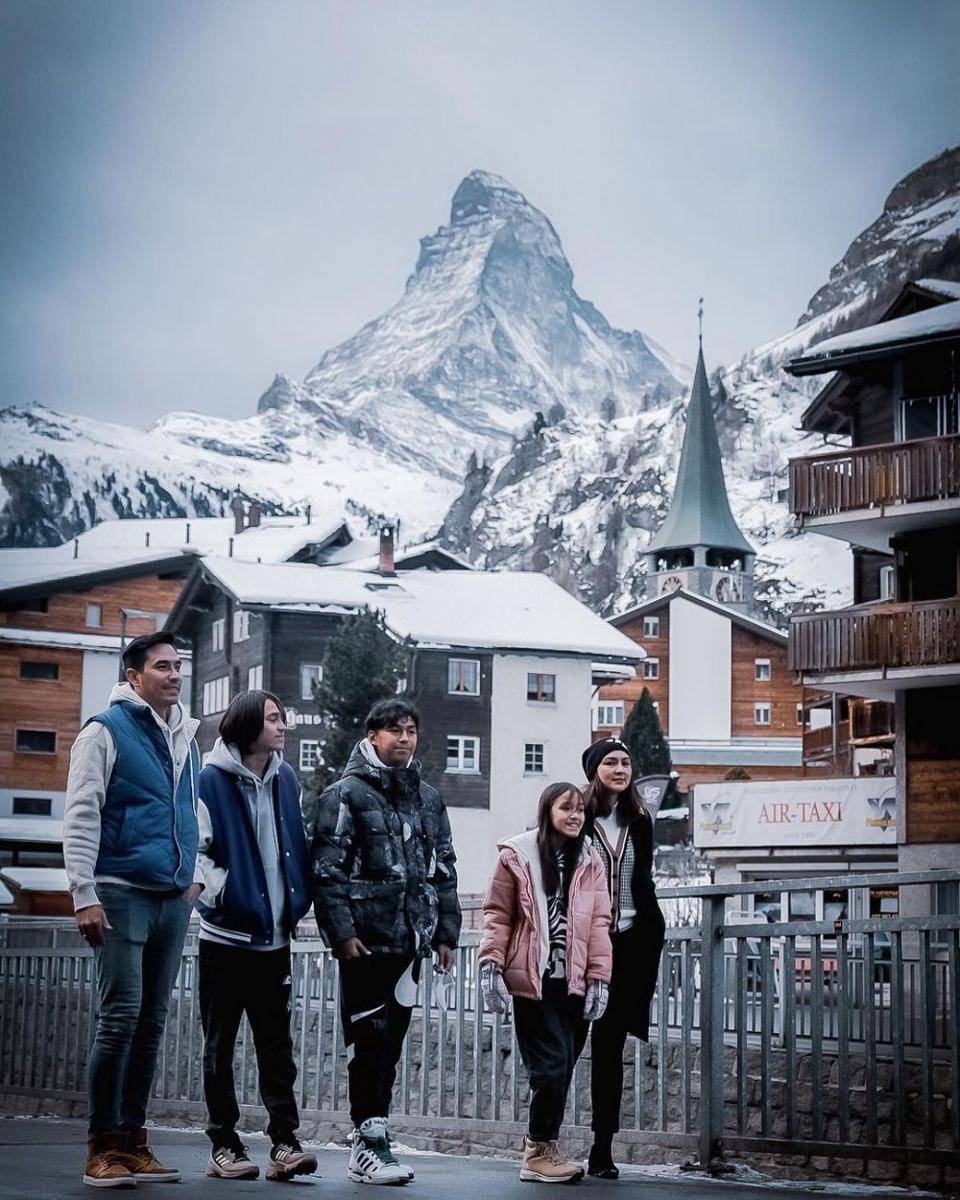 Liburan Darius Sinatrya dan keluarga di Swiss. (instagram.com/darius_sinathrya)