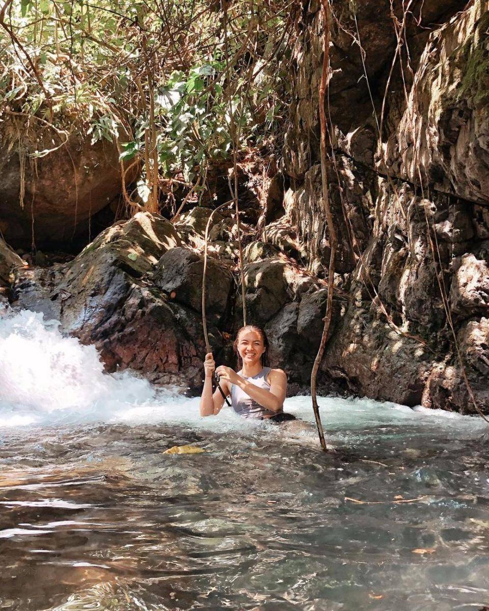 potret Angela Gilsha di curug (instagram.com/angelagilsha)