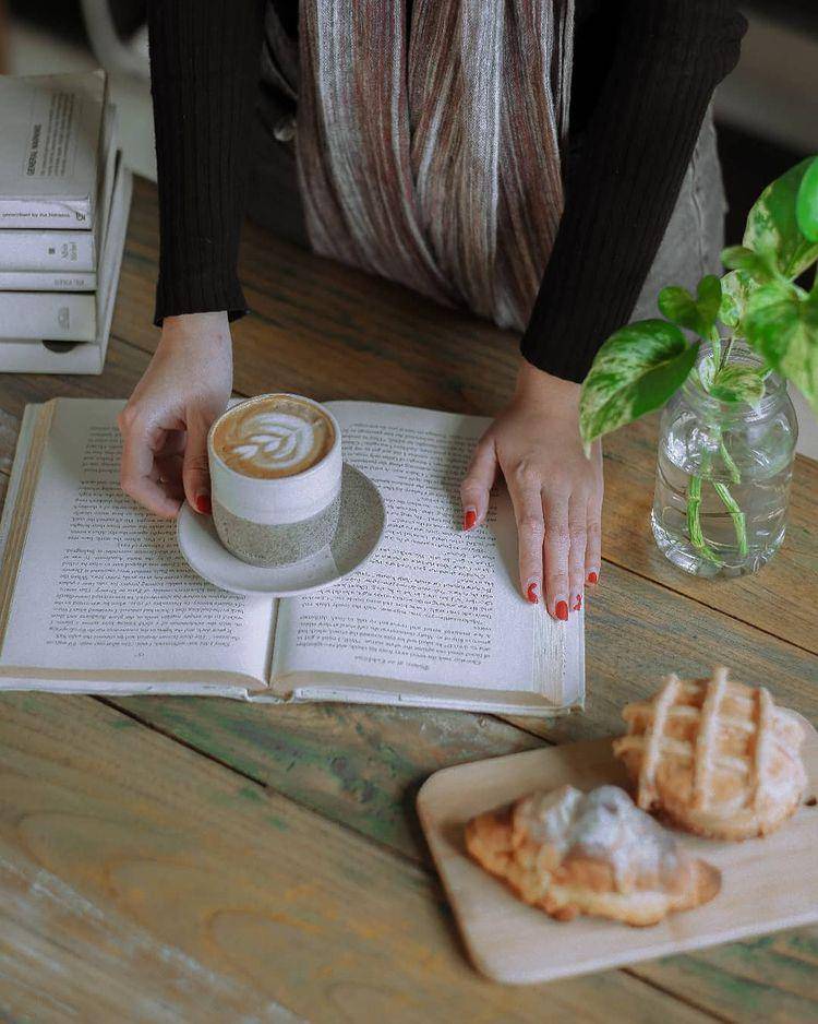 Blanco Coffee and Books (instagram.com/blancocoffeeid)
