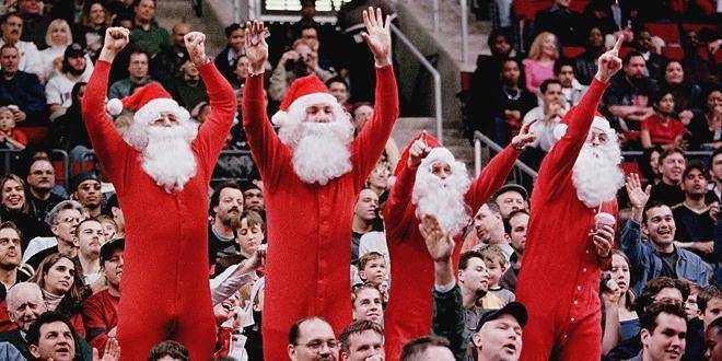 para suporter yang mengenakan kostum Santa Claus (soccerstl.net)