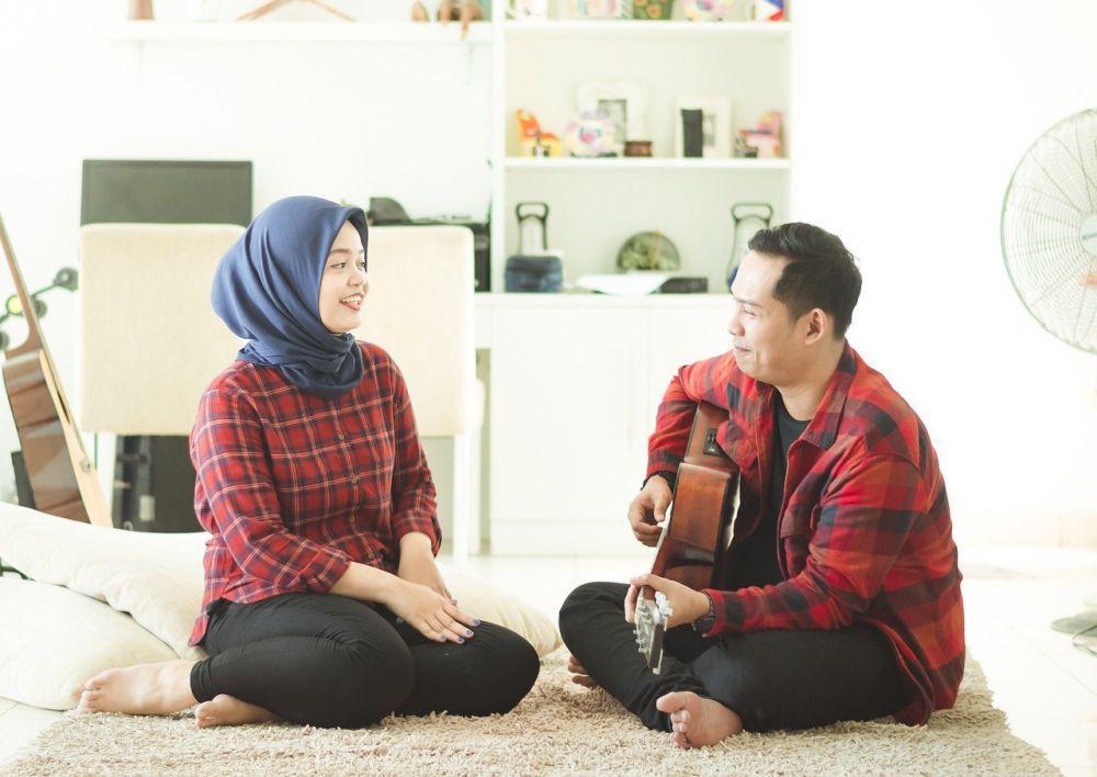 5 Hal Sepele yang Pasti Dilakukan Pria saat Naksir Perempuan, Kocak!