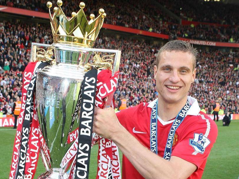 potret Nemanja Vidic mengangkat trofi Premier League (twitter.com/manutd)