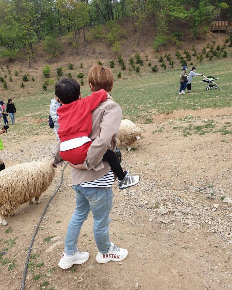 potret Sangyeon bersama keponakan (twitter.com/sang82lee)