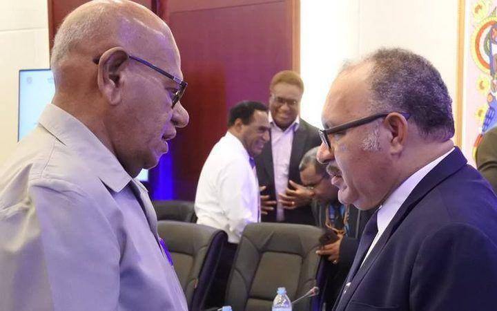 Presiden Bougainville John Momis (kiri) dan Perdana Menteri Papua Nugini Peter O'Neill (kanan) sedang berhadapan muka (rnz.co.nz)