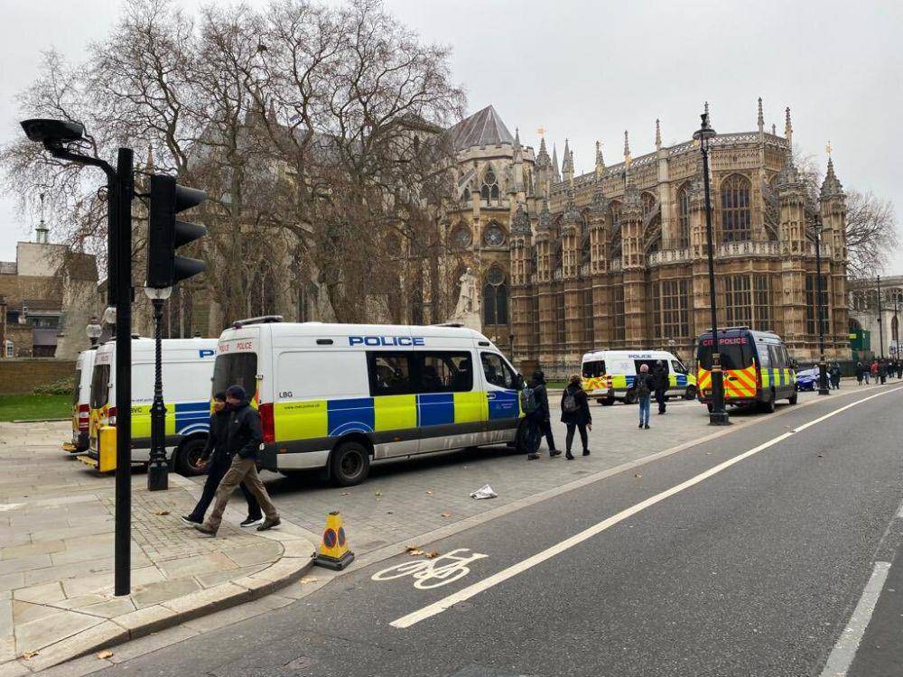 Polisi Metropolitan London sedang berjaga di depan Istana. (twitter.com/Gillian McKeith)