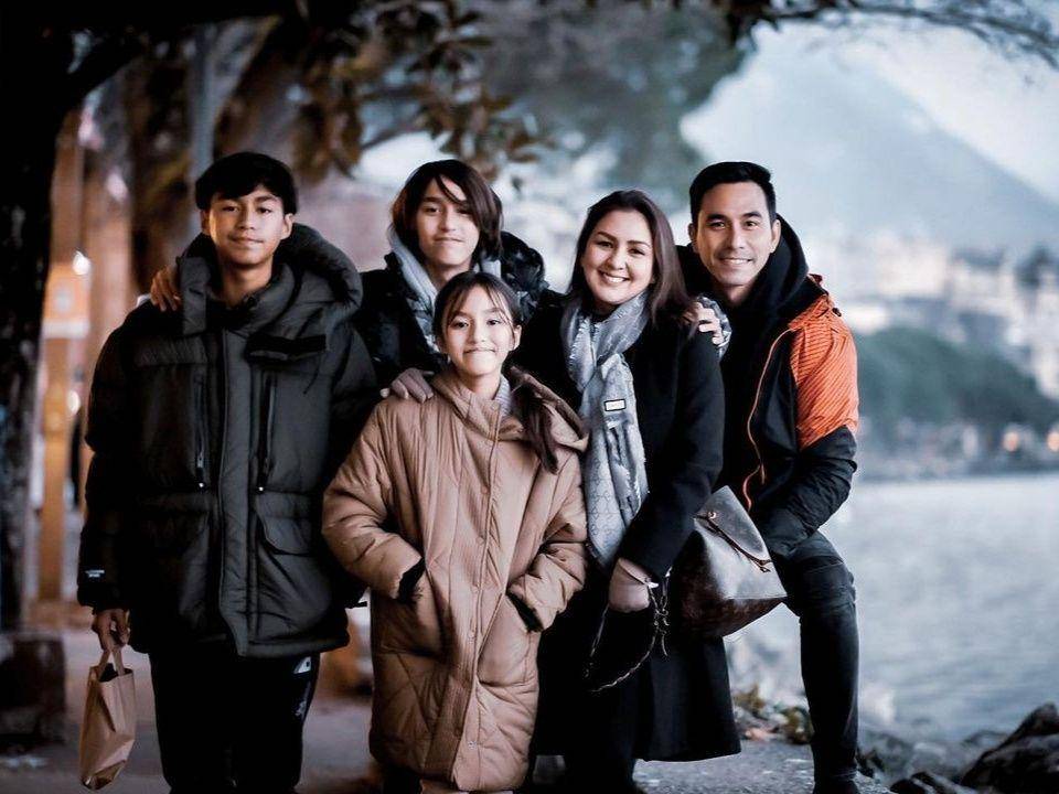 Liburan Darius Sinatrya dan keluarga di Swiss. (instagram.com/darius_sinathrya)