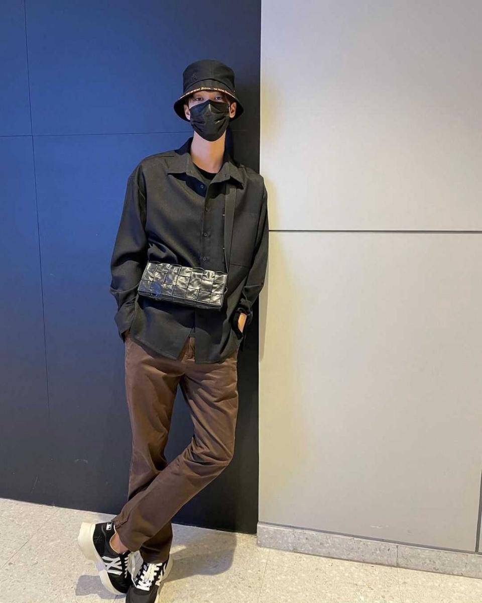 outfit monokrom ala Dew Jirawat (instagram.com/dew_jsu)