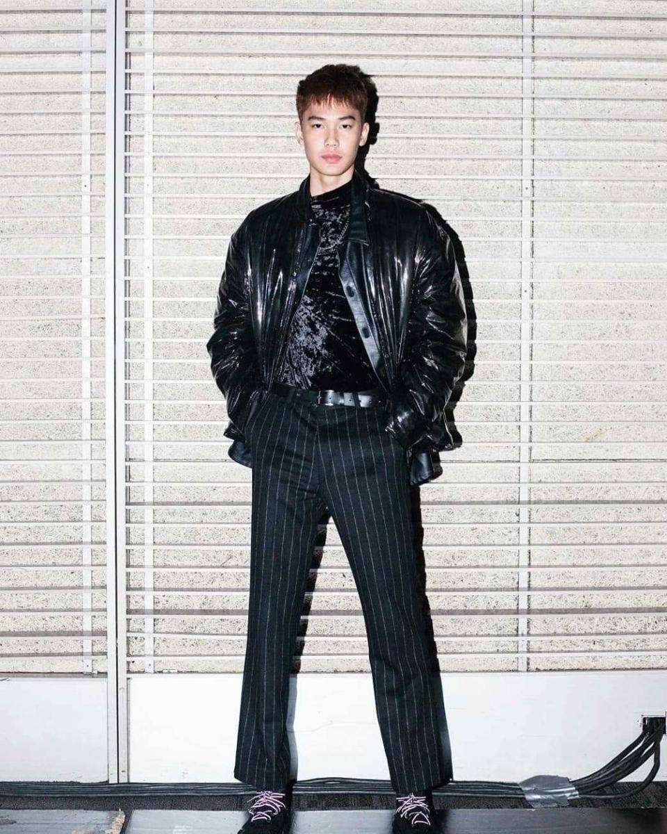 outfit monokrom ala Dew Jirawat (instagram.com/dew_jsu)