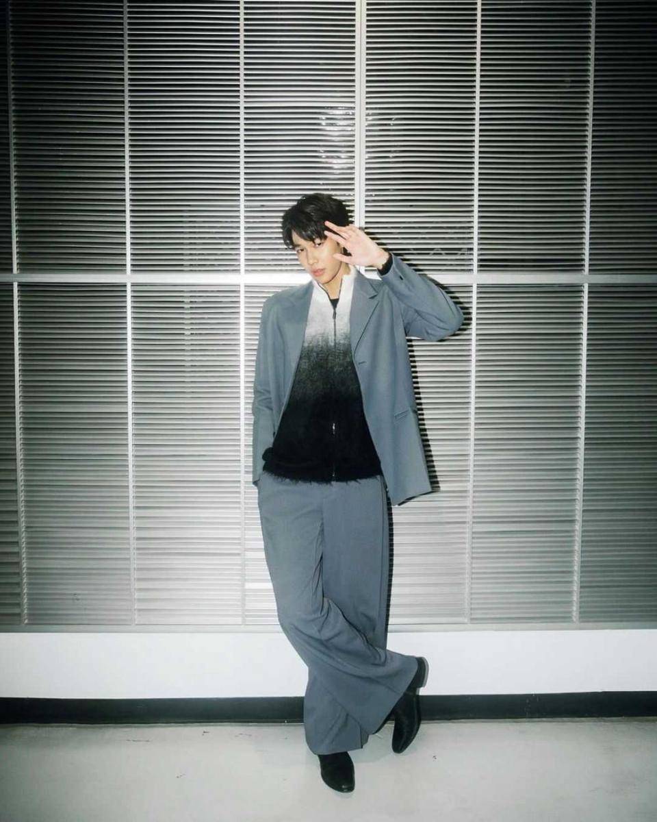 outfit monokrom ala Dew Jirawat (instagram.com/dew_jsu)