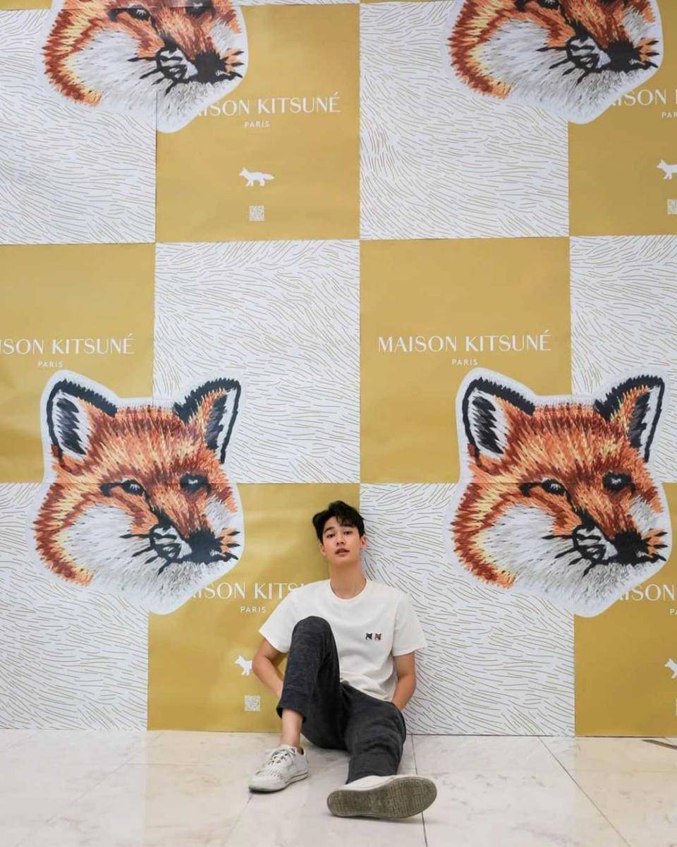 outfit monokrom ala Dew Jirawat (instagram.com/dew_jsu)