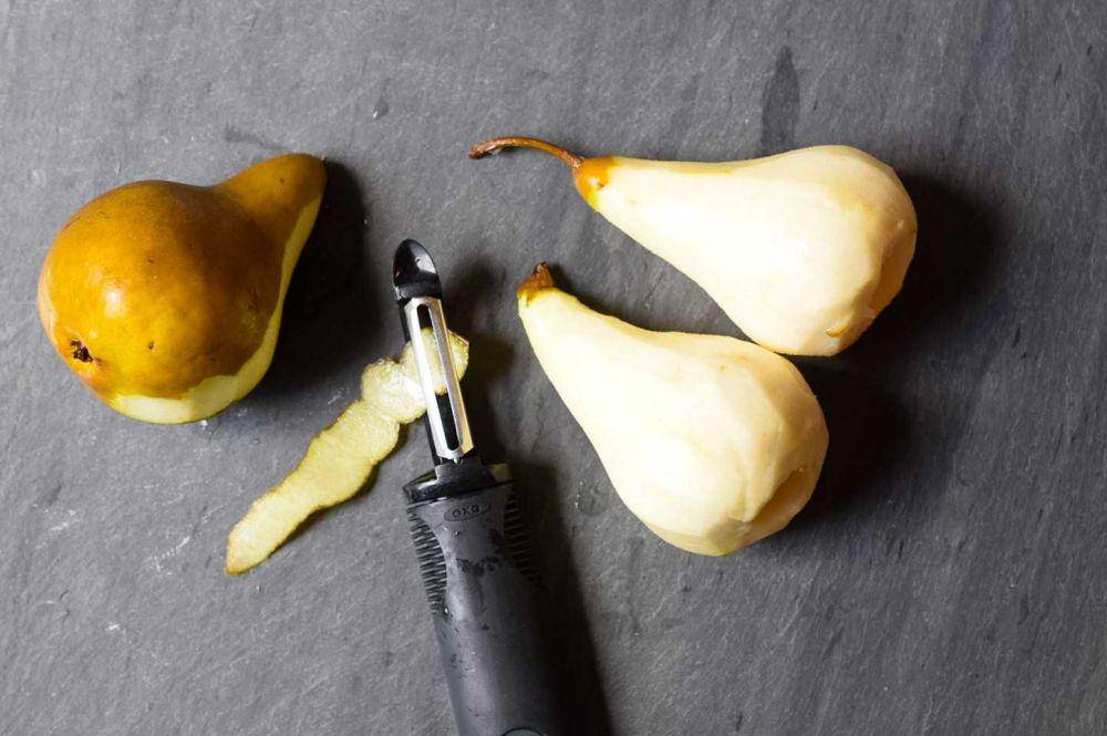 ilustrasi mengupas buah pear (truebroc.com)
