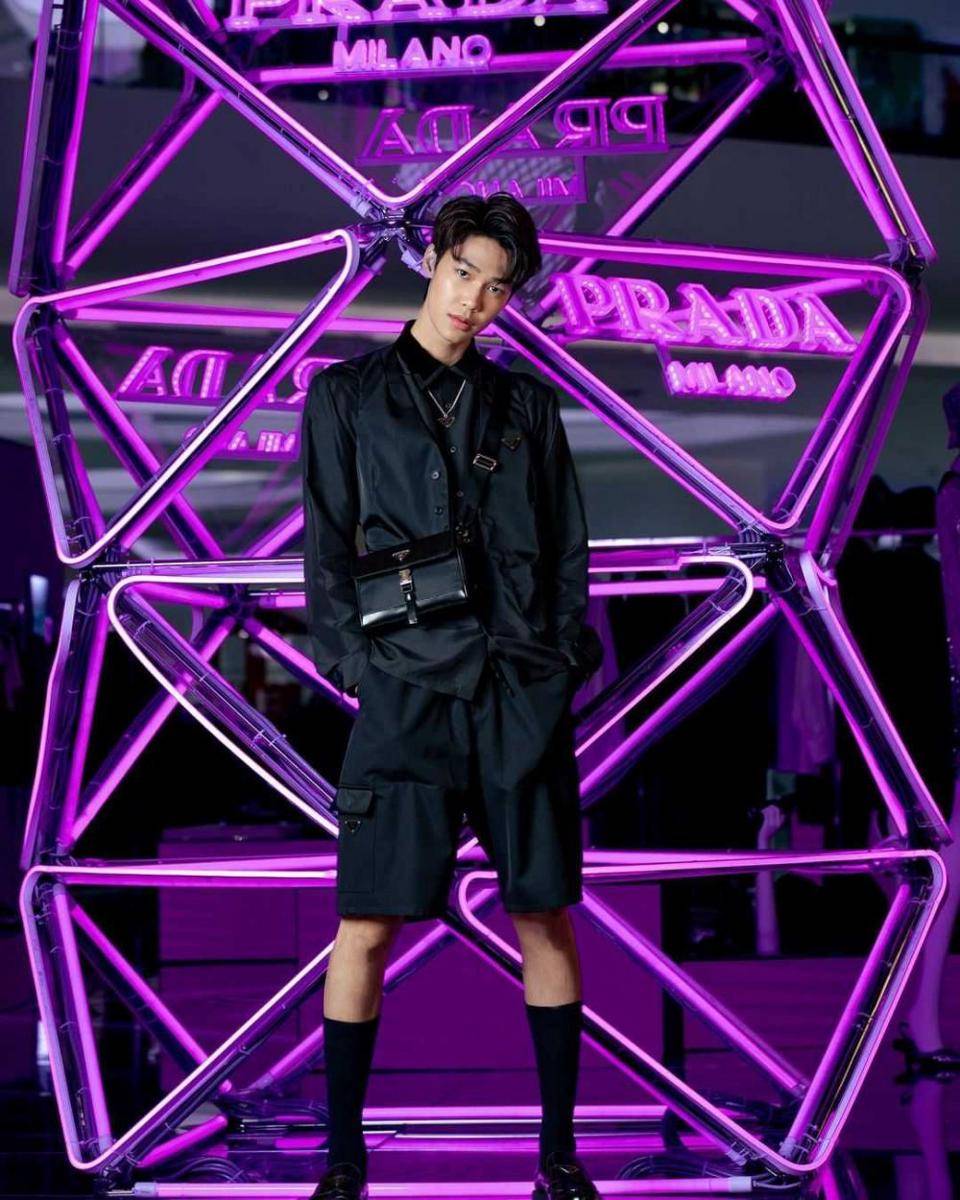 outfit monokrom ala Dew Jirawat (instagram.com/dew_jsu)