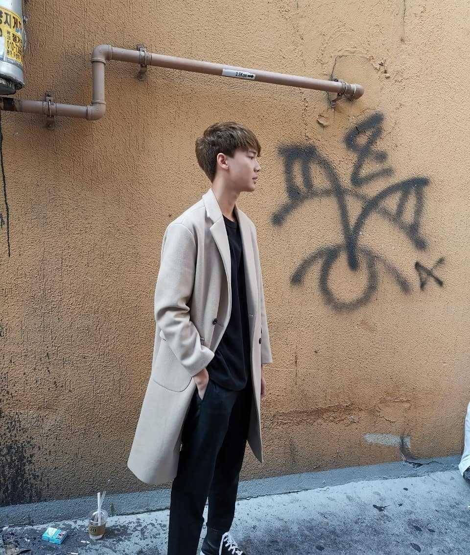 outfit monokrom ala Dew Jirawat (instagram.com/dew_jsu)