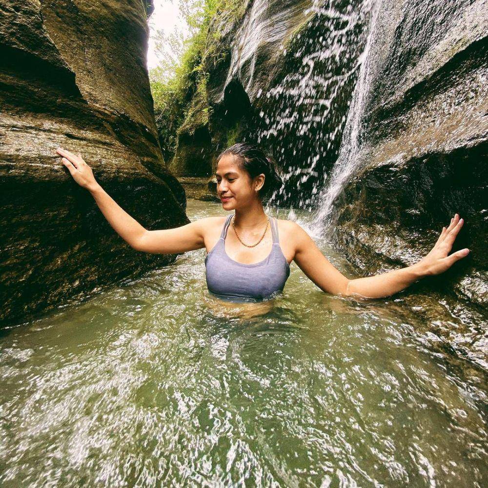 potret Hana Saraswati di curug (instagram.com/hanahaho)