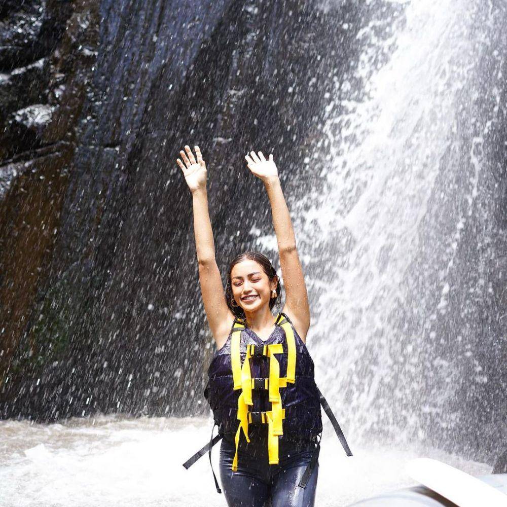 potret Jessica Iskandar di curug (instagram.com/inijedar)