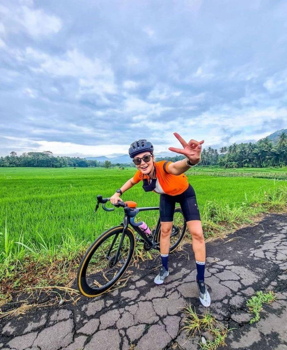 Luna Maya bersepeda (instagram.com/Luna Maya)