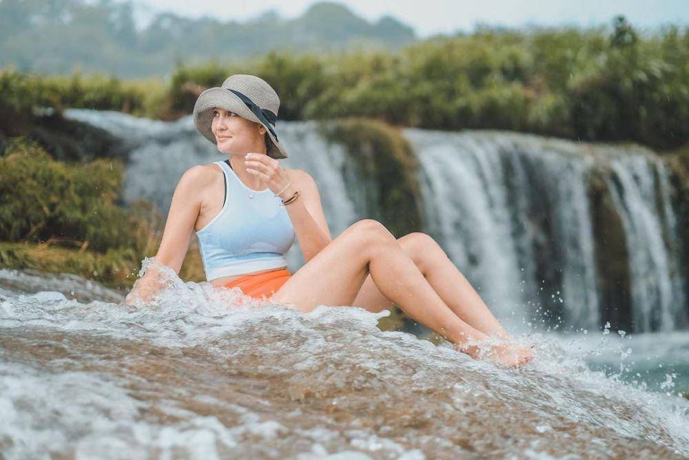 potret Luna Maya di curug (instagram.com/lunamaya)