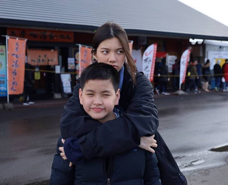 potret Orm Norrawan dengan adik laki-lakinya (instagram.com/ormmormm)