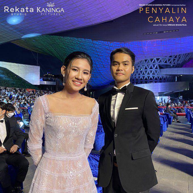 Wregas Bhanuteja dan Shenina Cinnamon di world premiere Busan International Film Festival 2021 (twitter.com/penyalincahaya)