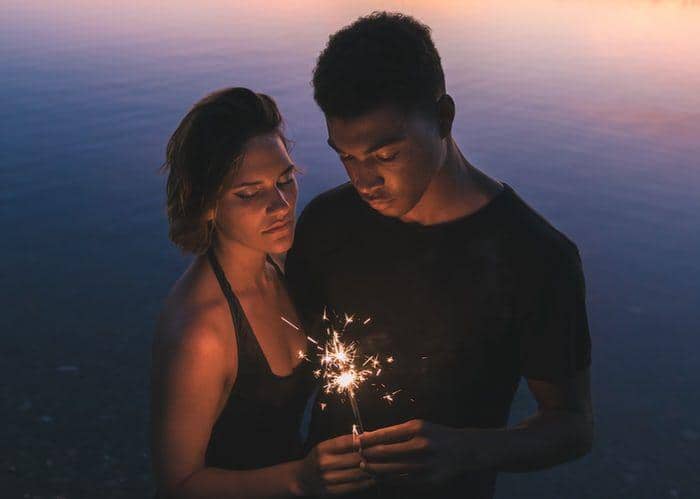ilustrasi pasangan bersedih (unsplash.com/@alexiby)