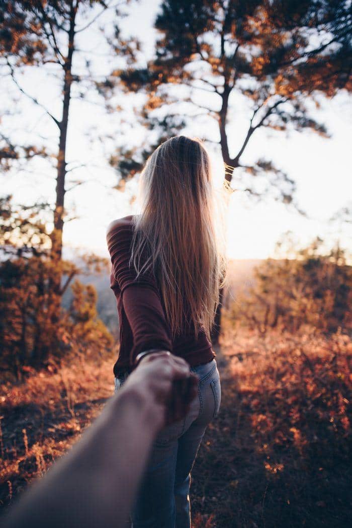 ilustrasi mengejar seseorang (unsplash.com/@nathan_mcb)