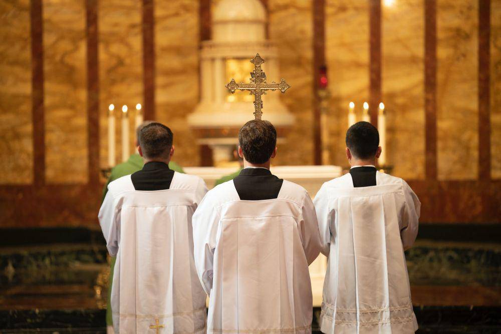 ilustrasi pendeta (unsplash.com/Saint John's Seminary)