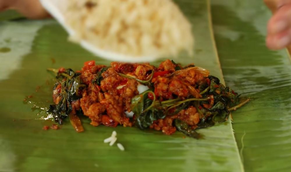 Proses menata nasi bakar (youtube.com/Devina Hermawan)