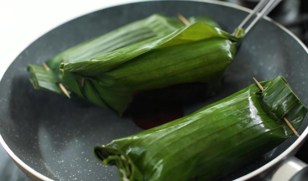 Proses membuat nasi bakar (youtube.com/Devina Hermawan)