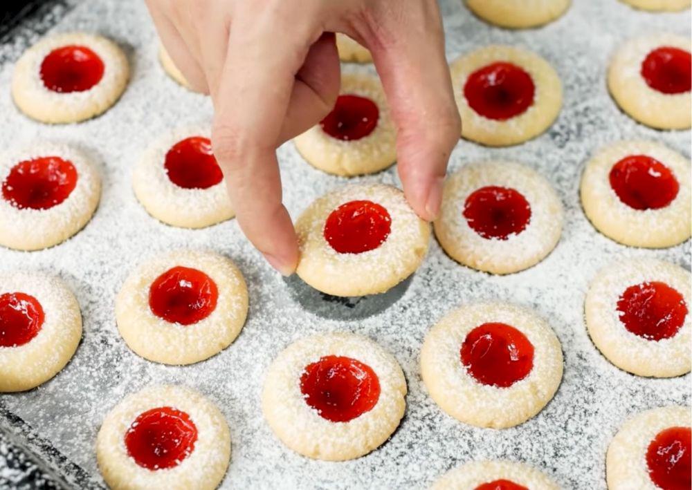 5 Tips Bikin Strawberry Thumbprint Cookies, Cocok untuk Kue Natal